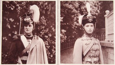 Coronel en jefe de los Lanceros rusos: la Emperatriz de Rusia, y Coronel en jefe de los Húsares rusos: la Gran Duquesa Olga, de The Illustrated War News de Russian Photographer